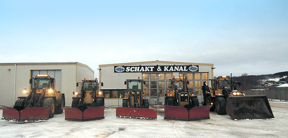 Fem fordon för snöröjning uppradade framför gamla verkstan